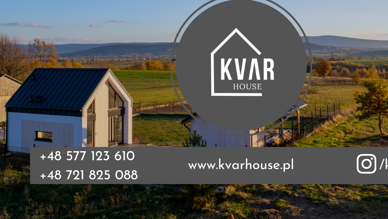 Nowoczesny dom z jasną elewacją i ciemnym dachem na tle pagórkowatego krajobrazu, z naniesionym logo firmy i danymi kontaktowymi.