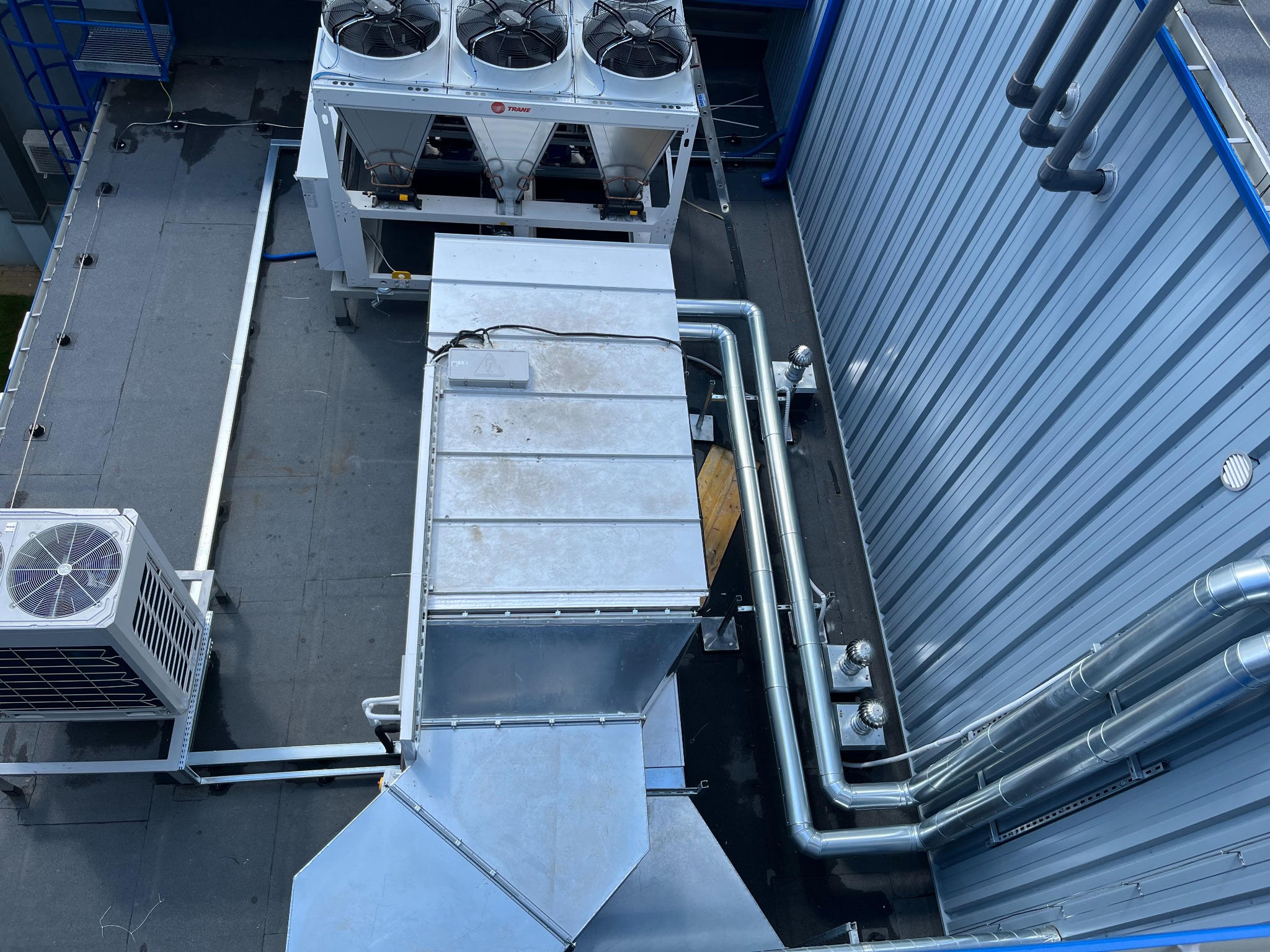 Instalacja chłodzenia wtryskarek.