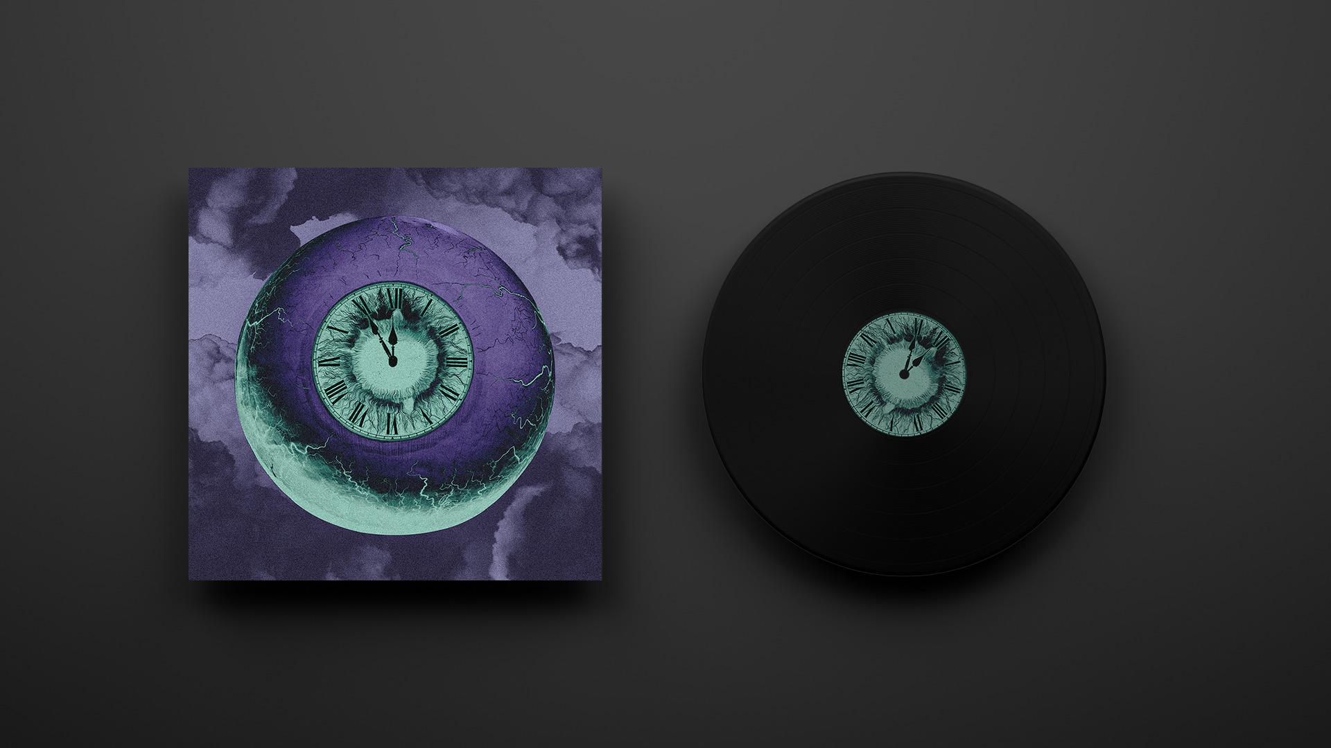 Grafika okładki płyty winylowej z motywem oka-zegara na tle chmur, obok czarny winyl z identycznym nadrukiem na etykiecie.