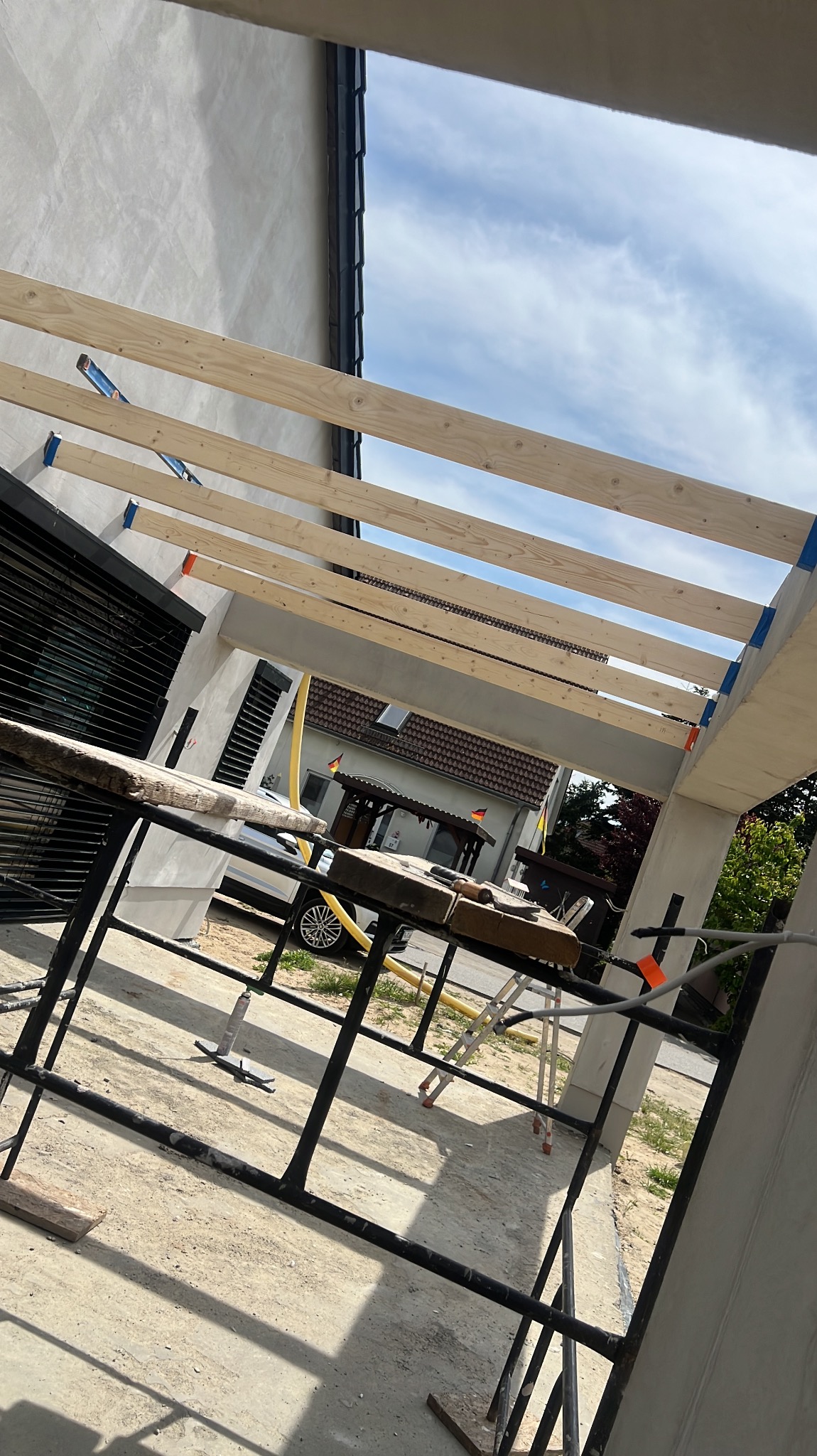 Konstrukcja z belek drewnianych w Stargardzie, przygotowana do dalszych prac wykończeniowych. Widoczne rusztowania i narzędzia.