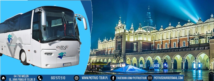 Autokar turystyczny z logo firmy na tle Sukiennic w Krakowie nocą.