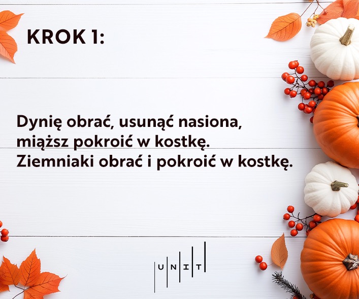 Grafika z instrukcją kulinarną: Krok 1, obieranie dyni i ziemniaków, pokrojenie w kostkę, ozdobiona dyniami i jesiennymi liśćmi na białym drewnianym tle.