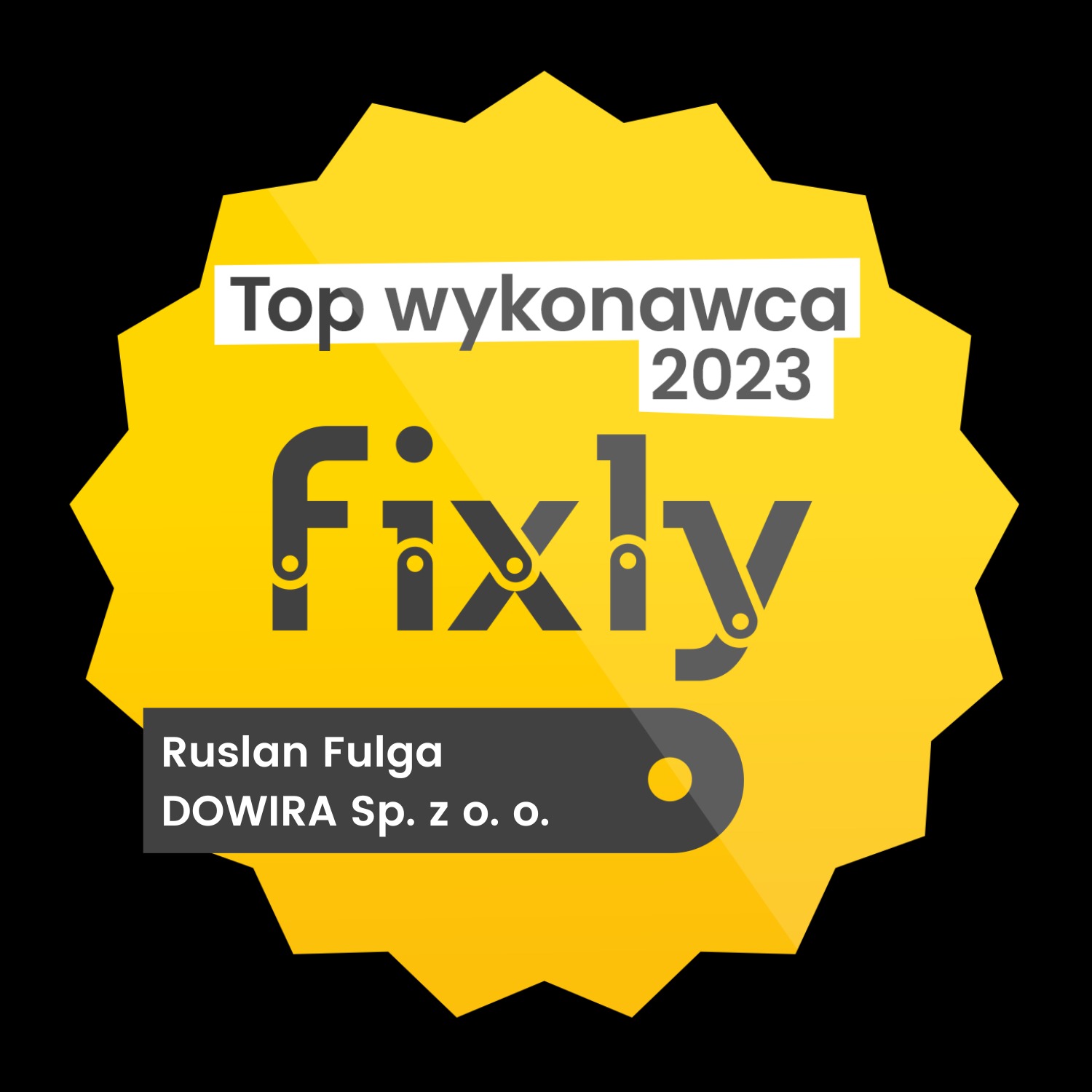 Żółta odznaka 'Top Wykonawca 2023' z szarym logo Fixly i danymi firmy Ruslan Fulga DOWIRA Sp. z o.o. na czarnym tle.