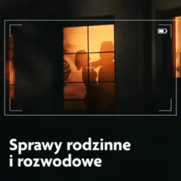 Sylwetki kobiety i mężczyzny widoczne przez okno z pomarańczowym światłem, ujęcie z perspektywy kamery z białymi liniami i ikoną baterii, napis 'Sprawy rodzinne i rozwodowe' w dolnej części.