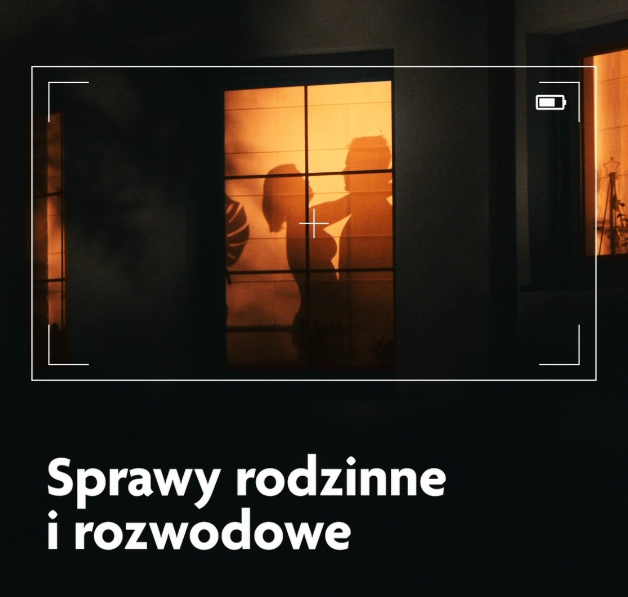 Sylwetki kobiety i mężczyzny widoczne przez okno z pomarańczowym światłem, ujęcie z perspektywy kamery z białymi liniami i ikoną baterii, napis 'Sprawy rodzinne i rozwodowe' w dolnej części.