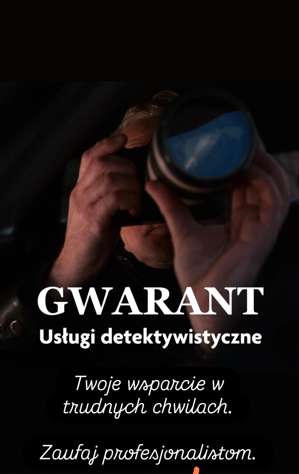 Mężczyzna z aparatem z dużym obiektywem, napis 'GWARANT Usługi detektywistyczne Twoje wsparcie w trudnych chwilach. Zaufaj profesjonalistom.'