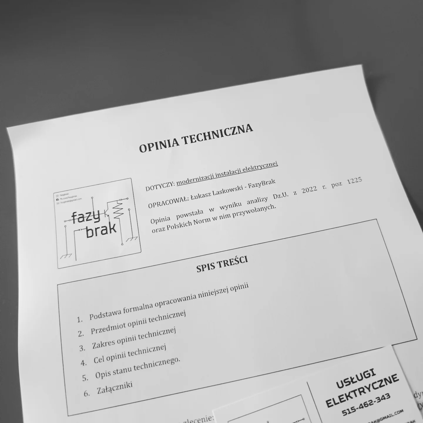 Dokument: Opinia techniczna dotycząca modernizacji instalacji elektrycznej, opracowana przez Łukasza Laskowskiego - FazyBrak, z wykazem spisu treści. Widoczna wizytówka.