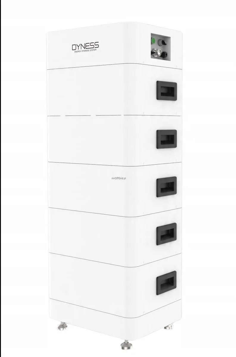 Biały, modułowy magazyn energii Dyness z widocznymi portami i uchwytami, stojący na srebrnych nóżkach. Minimalistyczny design, oświetlenie studyjne.