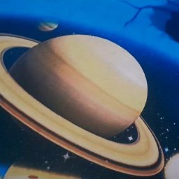 PLANETARIUM MOBILNE NATALIIA HARNYSTA - Malowidło ścienne przedstawiające planetę Saturn z pierścieniami na tle kosmosu i pęknięć na suficie, wykonane w pokoju dziecięcym.