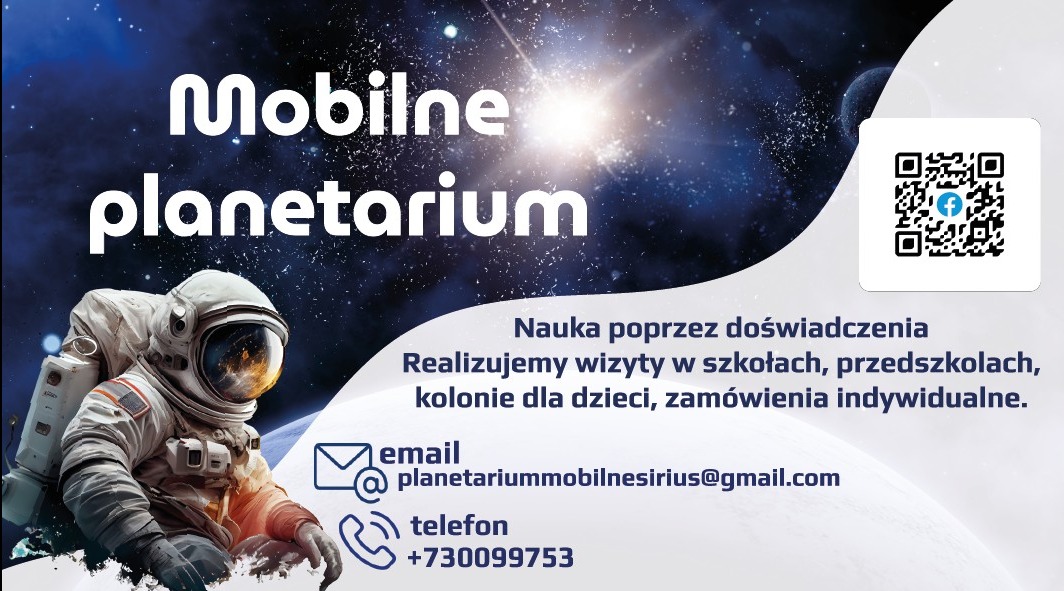 Grafika reklamowa mobilnego planetarium z astronautą na tle kosmosu, kod QR, adres e-mail i numer telefonu.