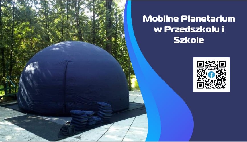 Mobilne planetarium w formie kopuły rozstawione na zewnątrz, obok leżą poskładane poduszki do siedzenia, w tle drzewa, po prawej stronie grafika z tekstem 'Mobilne Planetarium w Przedszkolu...
