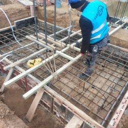 LUKSTAR sp. z o.o. - Wykonywanie stóp fundamentowych pod budynek handlowy w Chojnicach