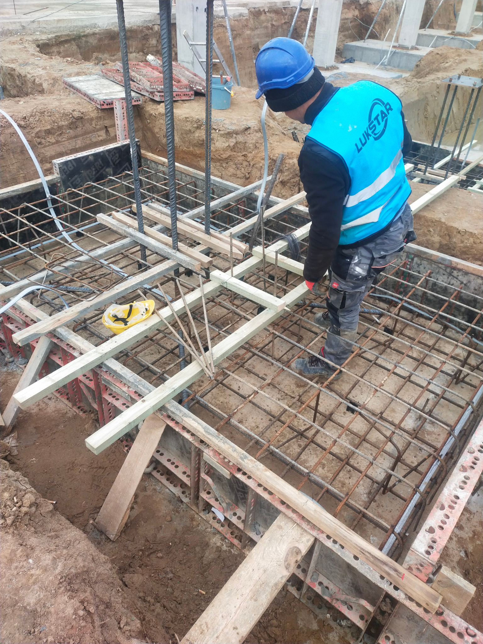 Wykonywanie stóp fundamentowych pod budynek handlowy w Chojnicach