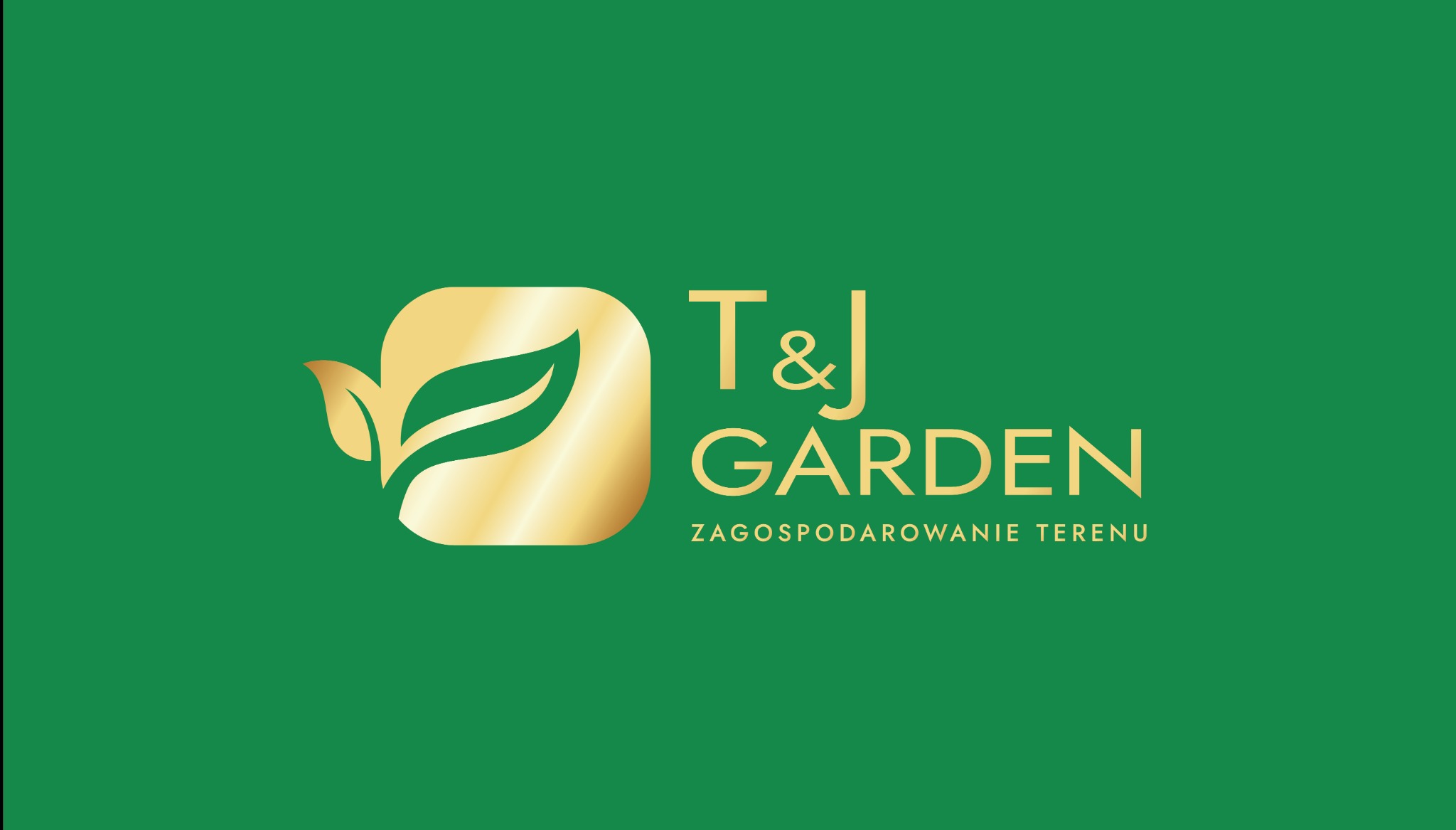 Złote logo firmy T&J Garden z liściem, na zielonym tle, zajmującej się zagospodarowaniem terenu.