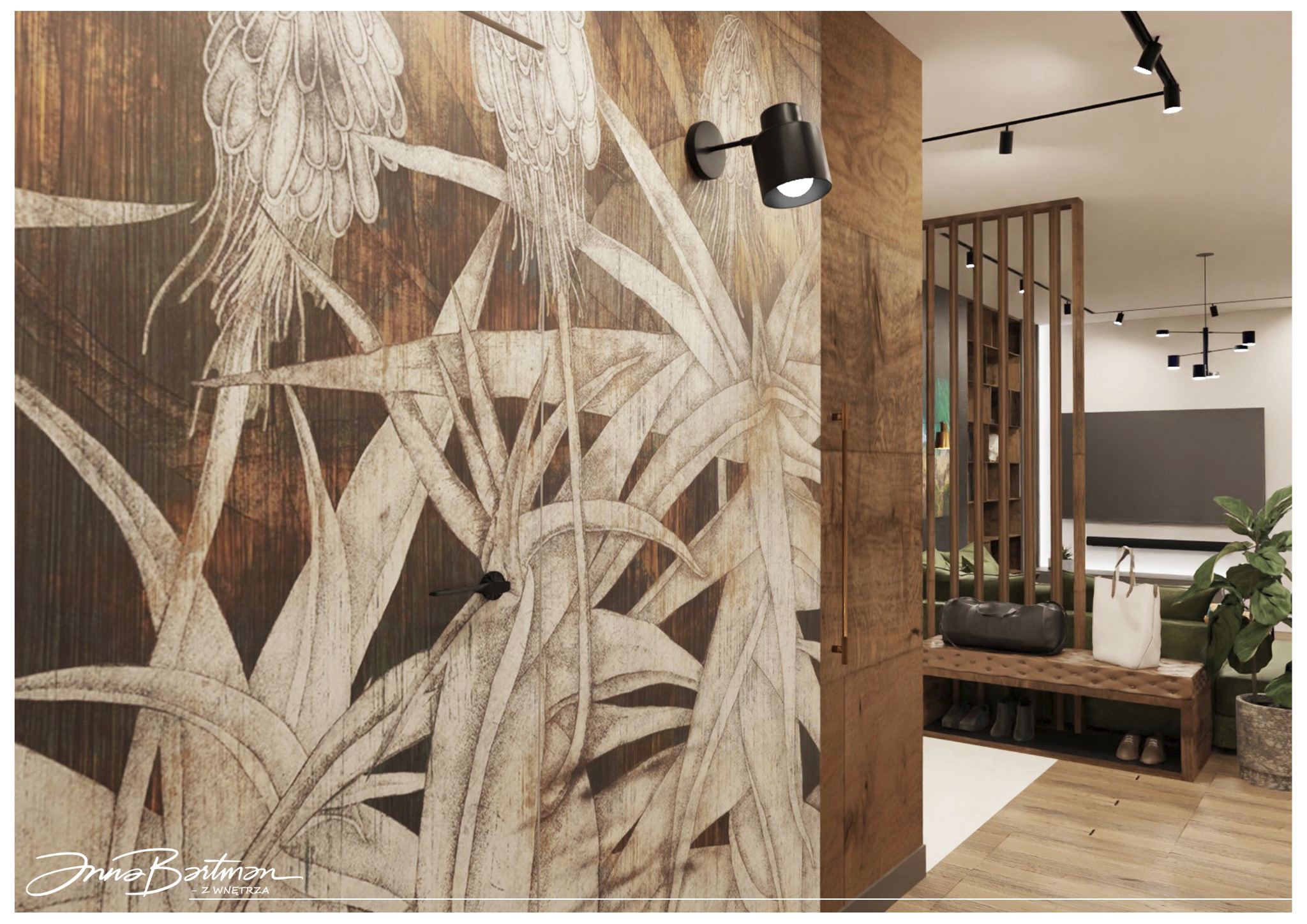 Drewniana ściana z motywem roślinnym i czarną lampą ścienną, w tle widoczny fragment salonu z drewnianą ażurową ścianką działową i meblami.