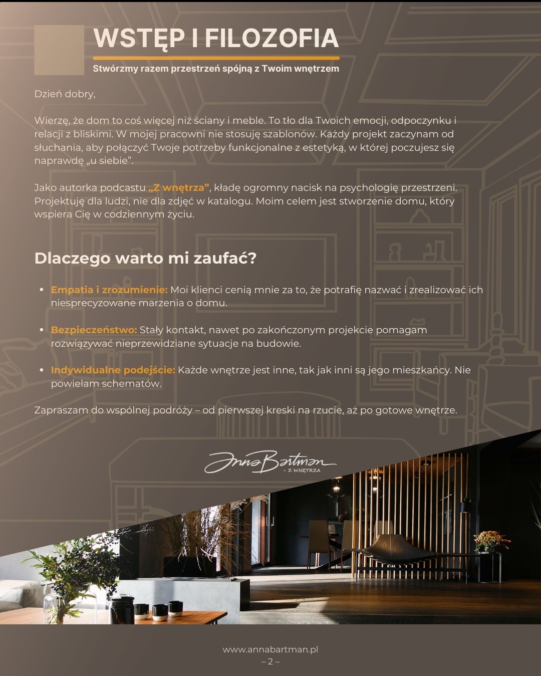 Grafika z tekstem o filozofii projektowania wnętrz i zdjęciem fragmentu eleganckiego wnętrza z drewnianą podłogą i designerskim siedziskiem.