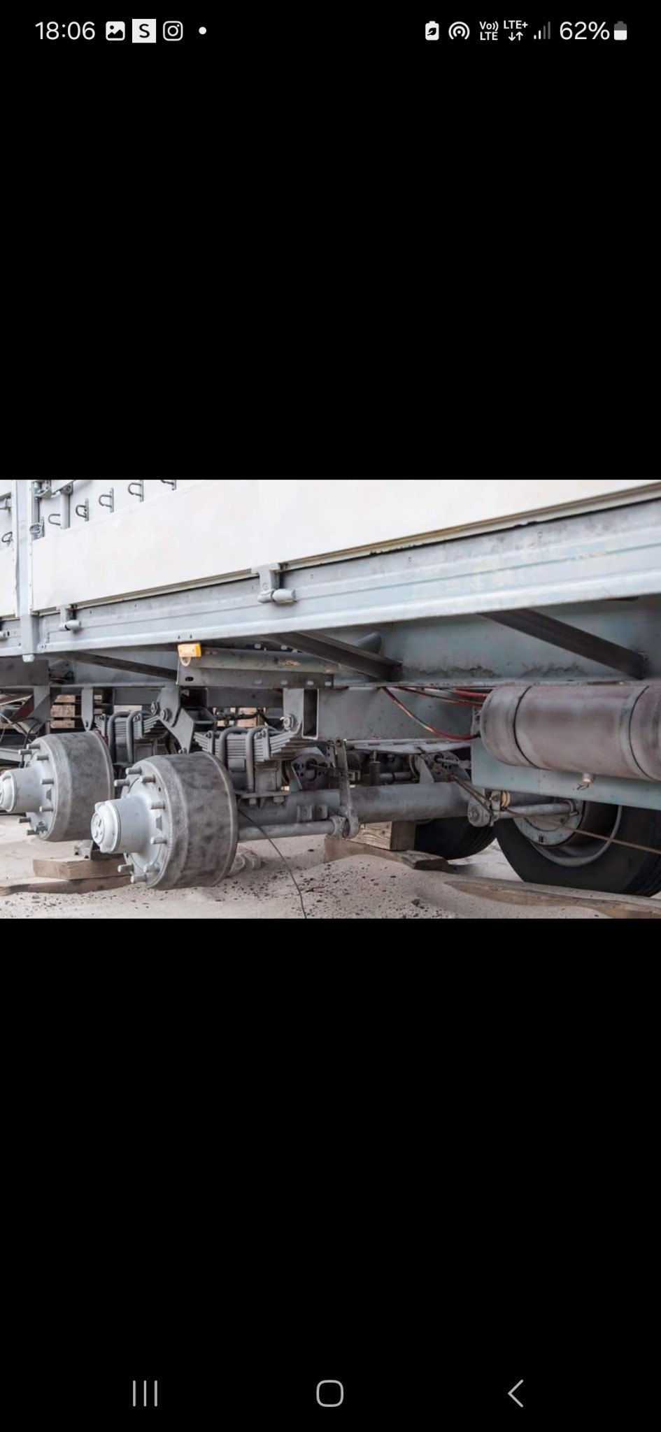 Podwozie przyczepy lawety z dwiema osiami i zawieszeniem pneumatycznym, widoczne elementy konstrukcyjne i mocowania.