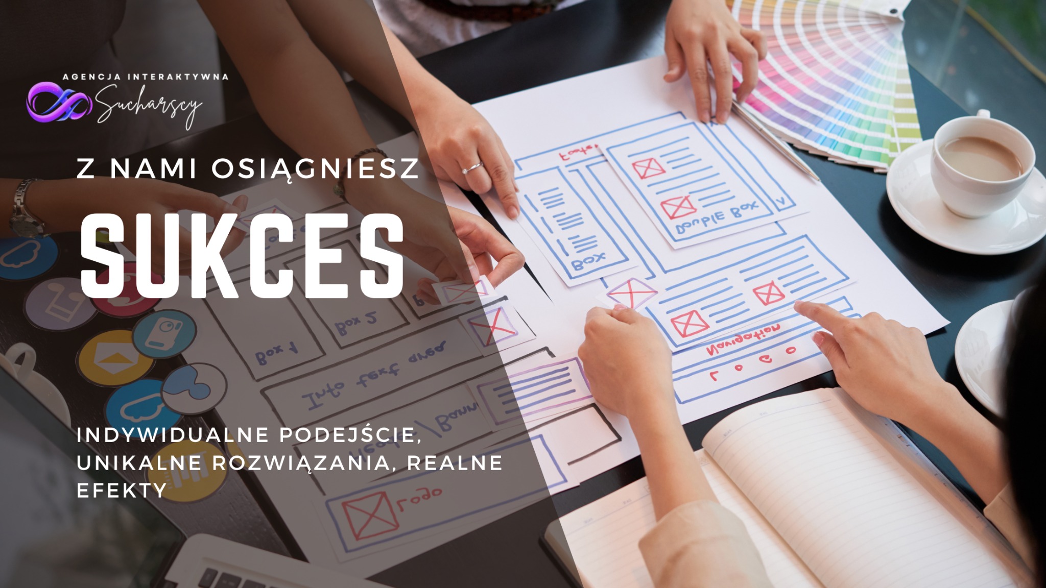 Zespół projektowy omawia makietę strony internetowej z elementami interfejsu użytkownika, paletą kolorów i notatnikiem na stole, z filiżanką kawy w tle.