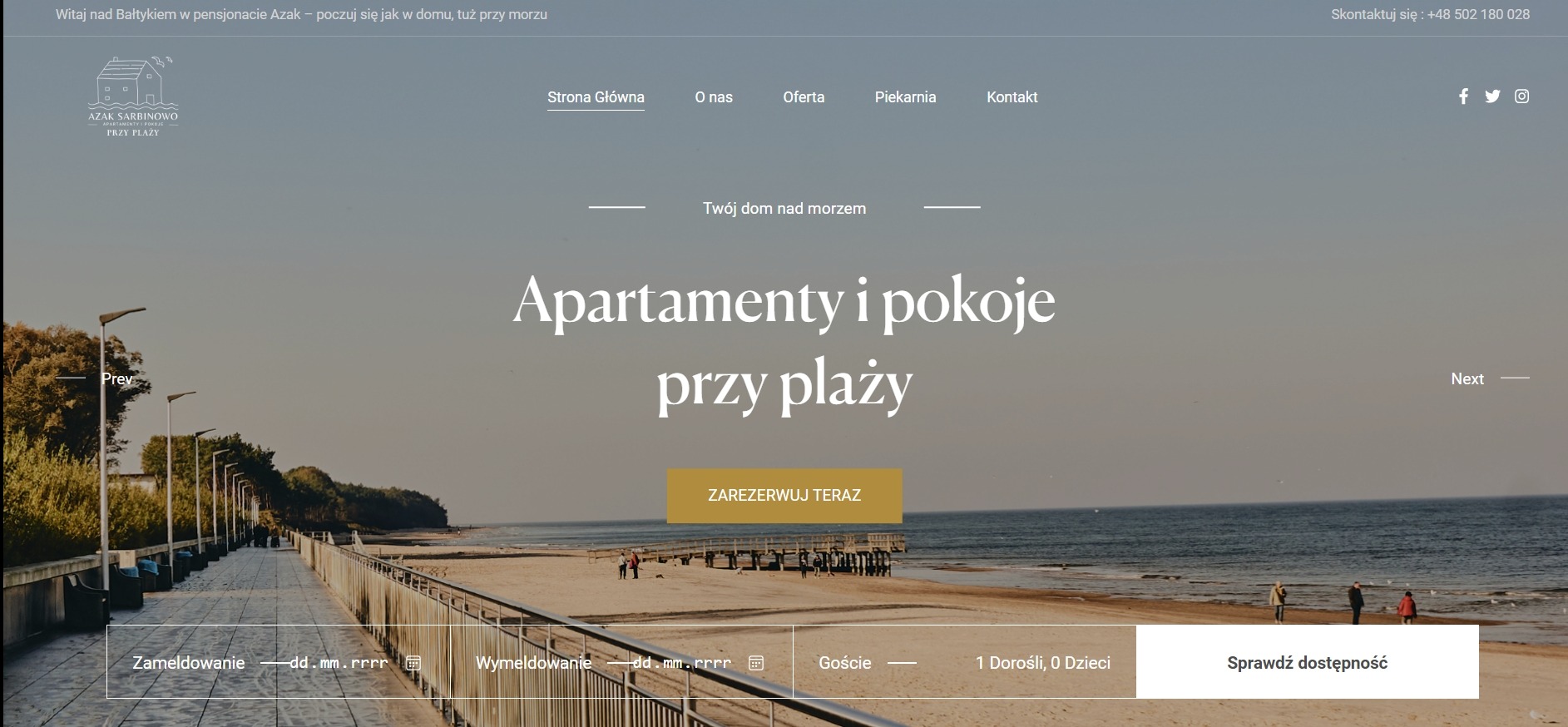 Widok strony internetowej pensjonatu Azak Sarbinowo z widokiem na plażę, morze i promenadę.