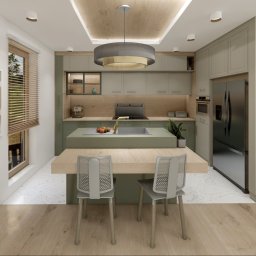 WICZ Interiors design - Wizualizacja nowoczesnej kuchni w odcieniach zieleni z wyspą i dwoma krzesłami z siatkowym oparciem, oświetlona centralnym okrągłym żyrandolem i punktowymi lampami sufitowymi.