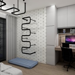WICZ Interiors design - Wizualizacja pokoju młodzieżowego: biurko z komputerem, drabinka gimnastyczna na ścianie z geometrycznym wzorem, szare meble i zasłony, drewniana podłoga.