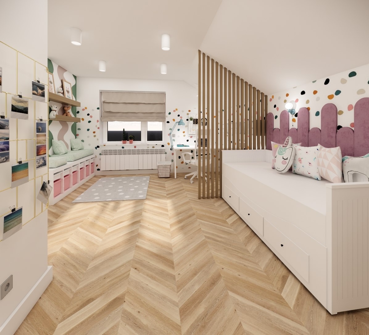 Pokój dziecięcy z drewnianą podłogą w jodełkę, białym łóżkiem z szufladami i ścianą z kolorowymi kropkami, oddzielony ażurową ścianką od strefy z biurkiem i oknem.