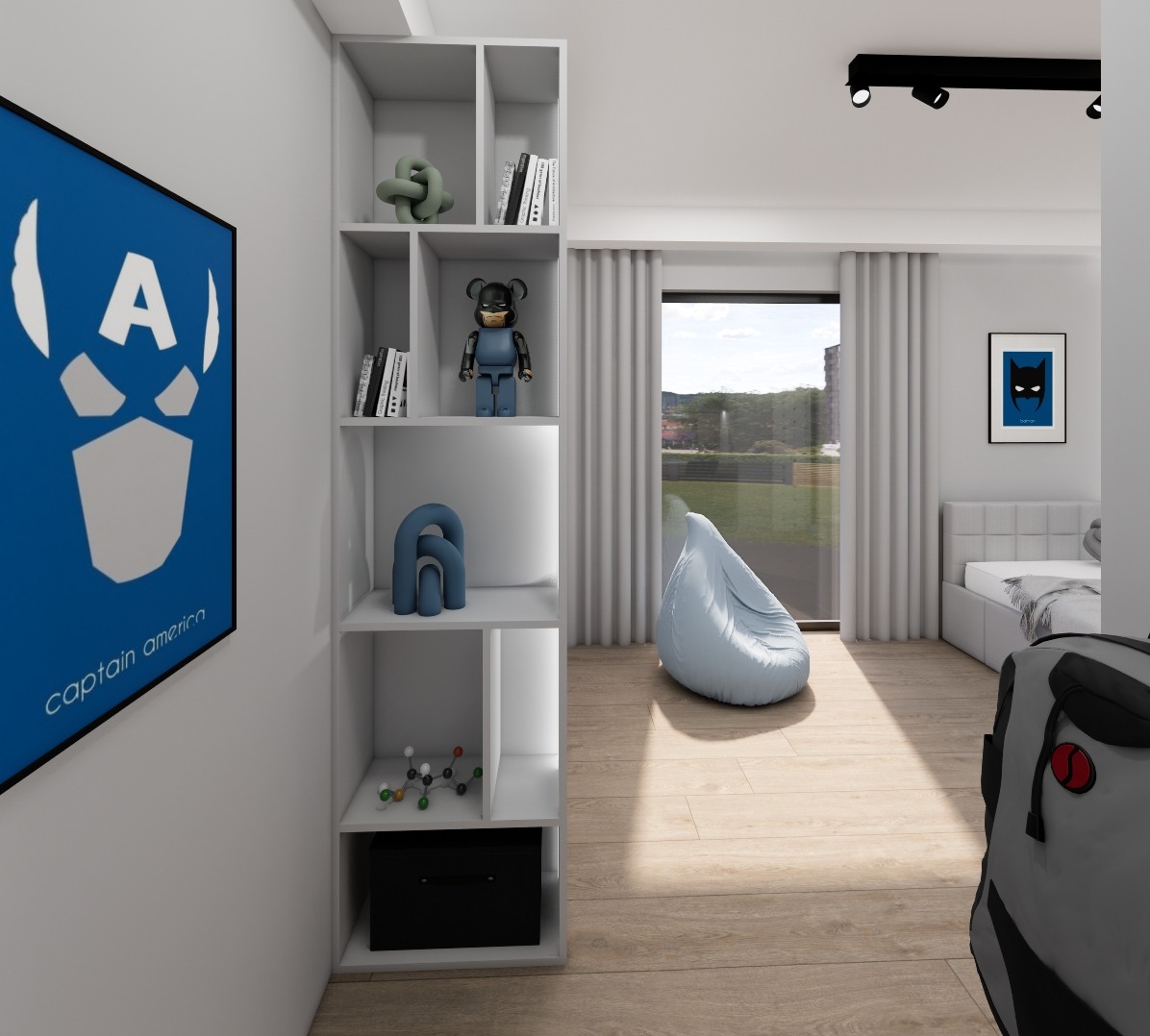 Pokój dziecięcy z plakatem Kapitana Ameryki, regałem z dekoracjami i workiem sako. Jasne drewno na podłodze, okno z widokiem na zieleń.