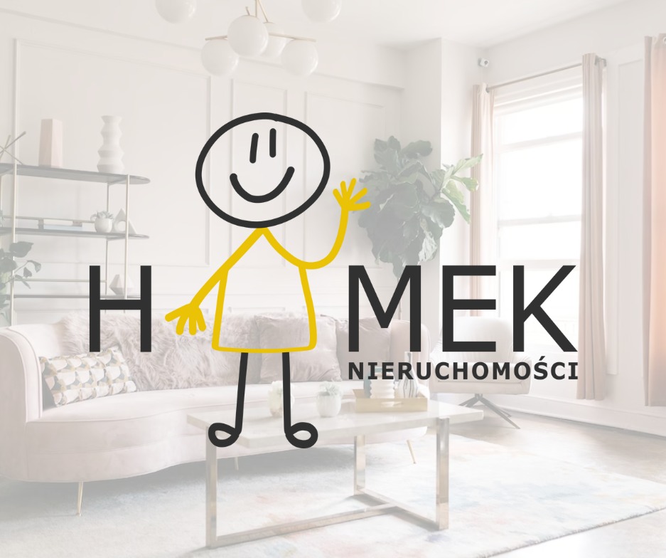 Logo firmy HOMEK Nieruchomości z uśmiechniętą, żółtą postacią stickman na tle jasnego, nowocześnie urządzonego salonu z beżową sofą i marmurowym stolikiem kawowym.