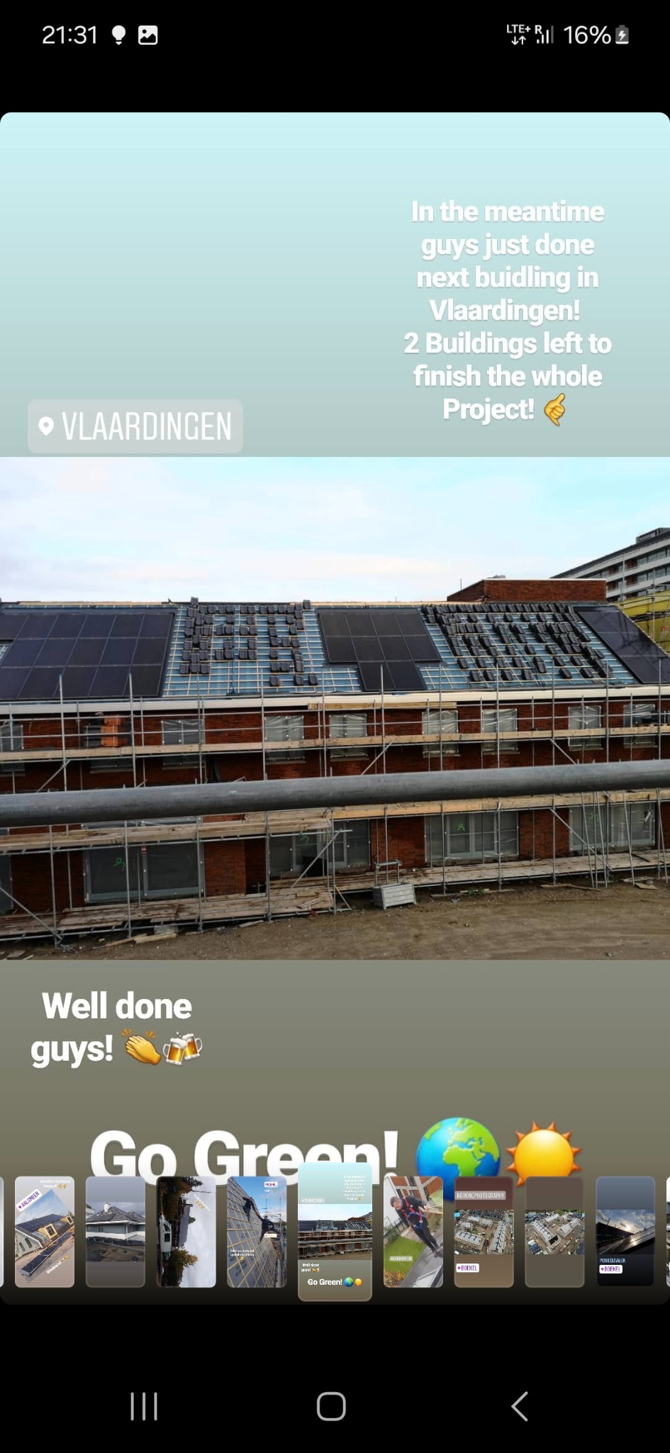 Budynek w trakcie montażu paneli słonecznych na dachu, widoczne rusztowania i częściowo ułożone panele.