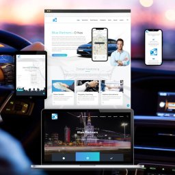 Stronit.pl - Projektowanie Stron Internetowych - Responsywna strona internetowa firmy transportowej wyświetlana na laptopie, tablecie i smartfonach, umieszczona wewnątrz samochodu, prezentująca ofertę dla kierowców z mapą i informacjami...