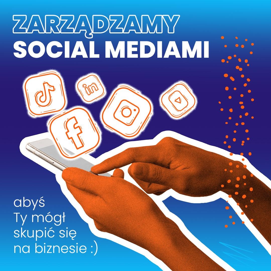 Grafika koncepcyjna: Ręce korzystające ze smartfona, otoczone ikonami mediów społecznościowych na gradientowym, niebiesko-granatowym tle z hasłem 'Zarządzamy social mediami, abyś Ty mógł skupić się...