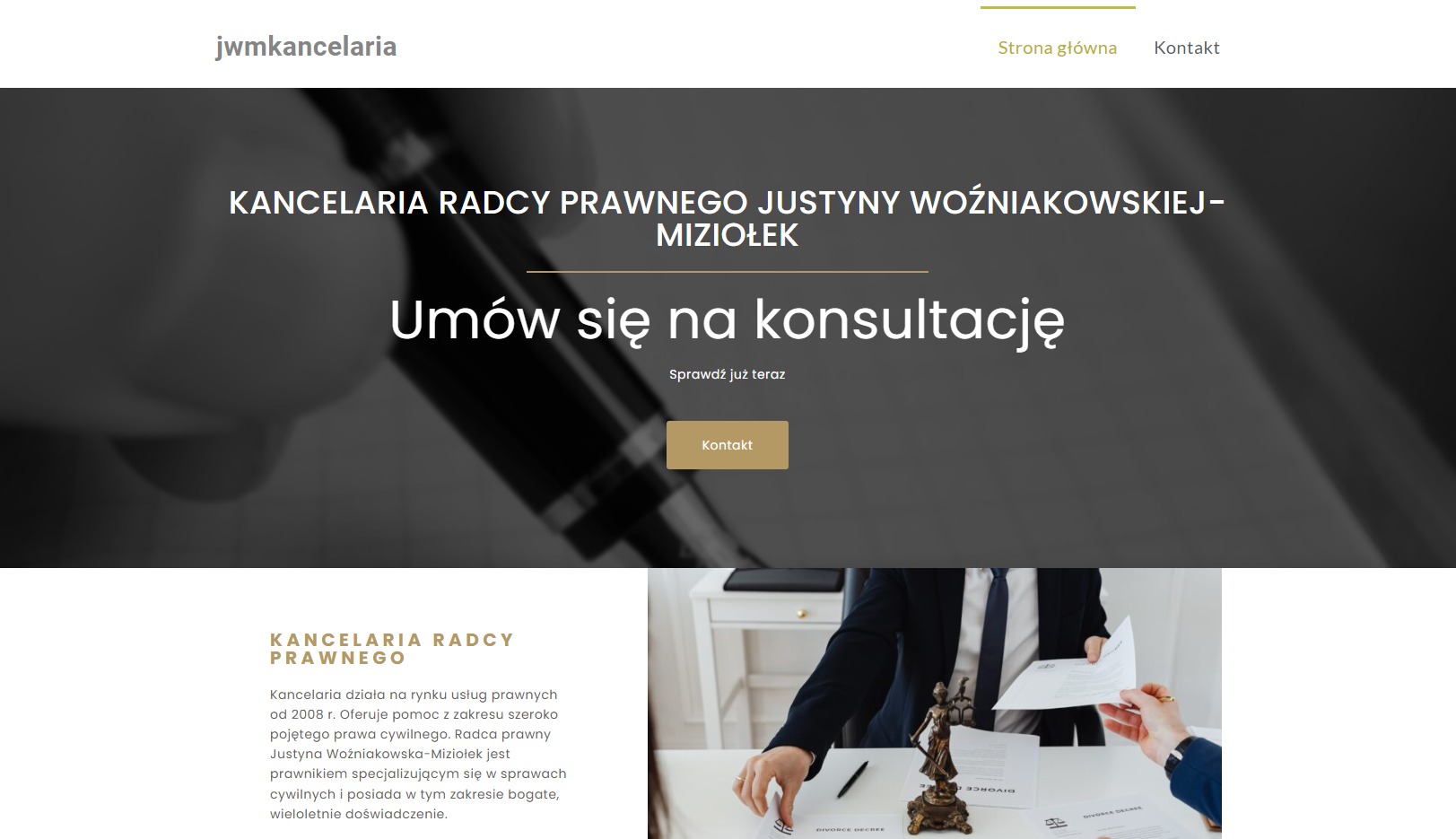 Strona internetowa kancelarii radcy prawnego z nagłówkiem 'Umów się na konsultację'. W tle pióro, w dolnej części biuro i prawnik wręczający dokument.