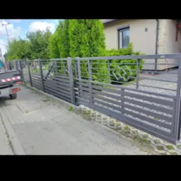 Nowoczesne, poziome ogrodzenie panelowe w kolorze grafitowym z dekoracyjnymi elementami w kształcie rombów, przed domem z numerem 8 i zadbanym ogrodem.