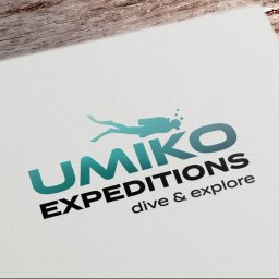 Picture by Silvia - Sylwia Kolowacik - Logo firmy nurkowej UMIKO Expeditions: typografia z wkomponowanym zielonym nurkiem, gradient sugeruje głębię oceanu, na białym tle z drewnianym akcentem.