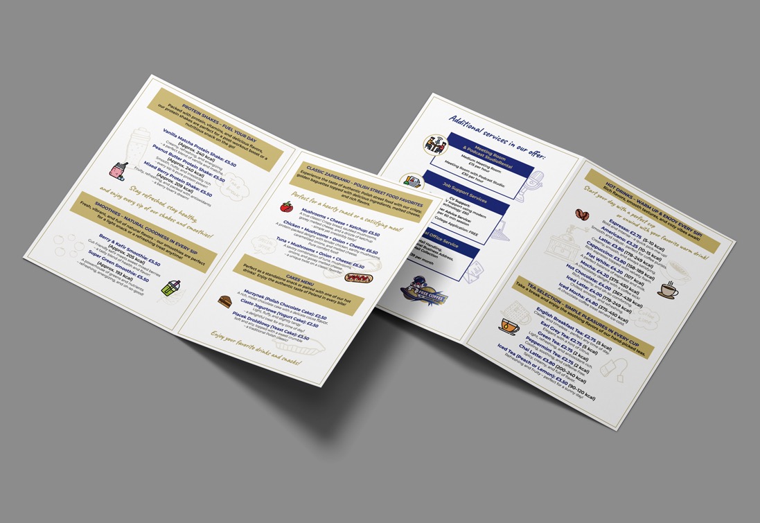 Trzyczęściowa ulotka menu restauracji z ofertą napojów, koktajli i przekąsek, w jasnej kolorystyce, leżąca pod kątem na szarym tle. Widoczne ilustracje i ceny.