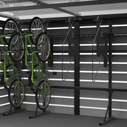 KONSTRUKCJE SZEWCZUK Vasyl Shevchuk - Zadaszona, metalowa konstrukcja do przechowywania rowerów, z rowerami w kolorze limonkowym, ustawionymi pionowo na hakach.