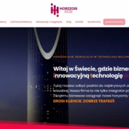 Strona internetowa HorizonHub.eu z nowoczesnym designem, prezentująca hasło o rewolucji w technologii multimedialnej dla biznesu i wizualizacją budynku w tle.