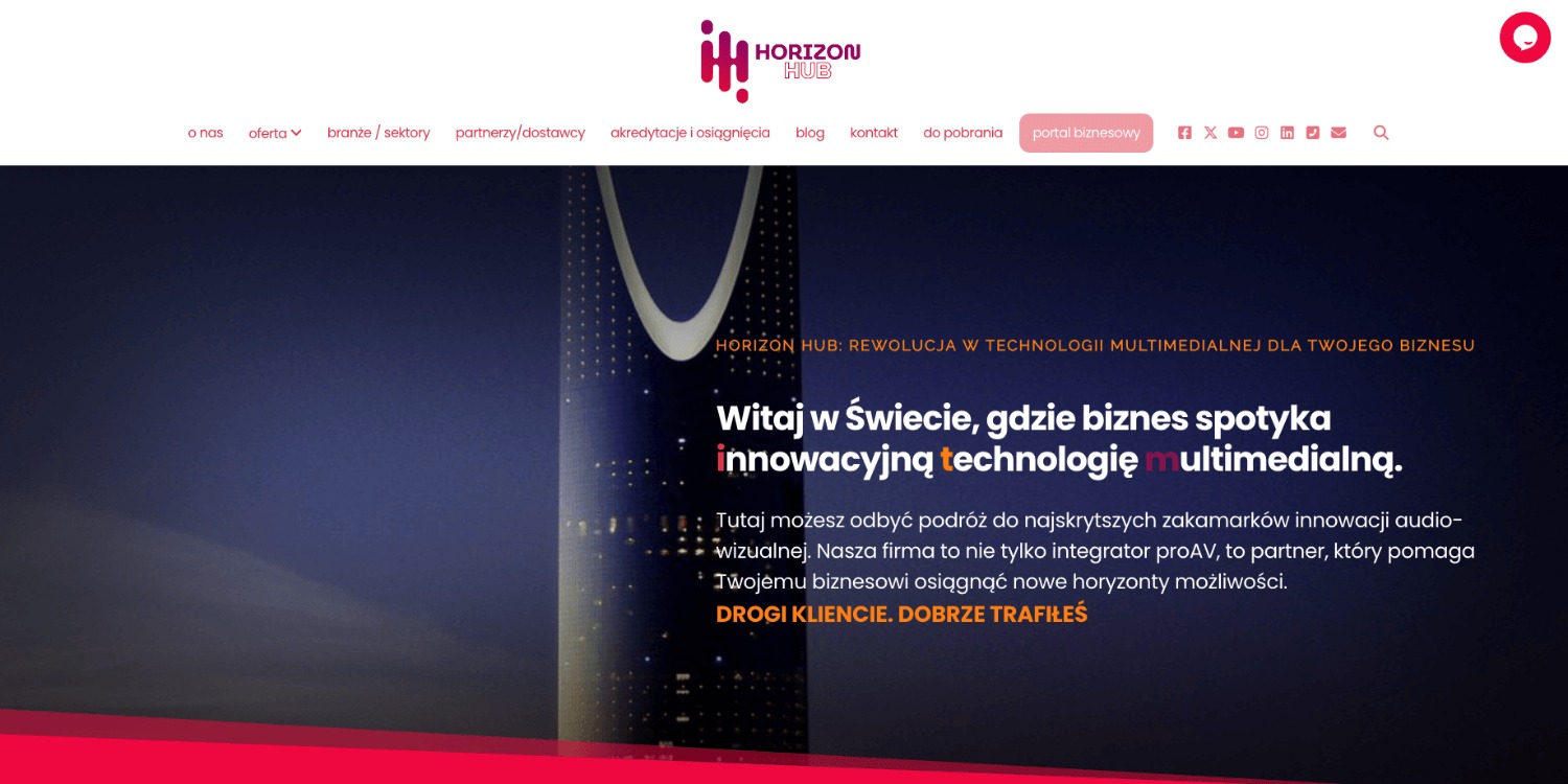 Strona internetowa HorizonHub.eu z nowoczesnym designem, prezentująca hasło o rewolucji w technologii multimedialnej dla biznesu i wizualizacją budynku w tle.