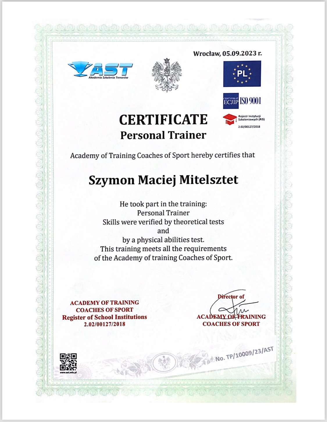 Certyfikat ukończenia kursu dla trenera personalnego Szymona Macieja Mitelszteta, wydany przez Akademię Szkolenia Trenerów, z datą 05.09.2023 i numerem TP/10009/23/AST, potwierdzający weryfikację...
