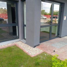 Zabudowa aluminiowa portali wejściowych do bloku mieszkalnego