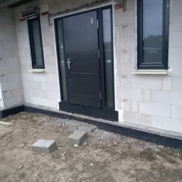 Drzwi + okna + hydroizolacja progów i uszczelnienie warstwy montażowej