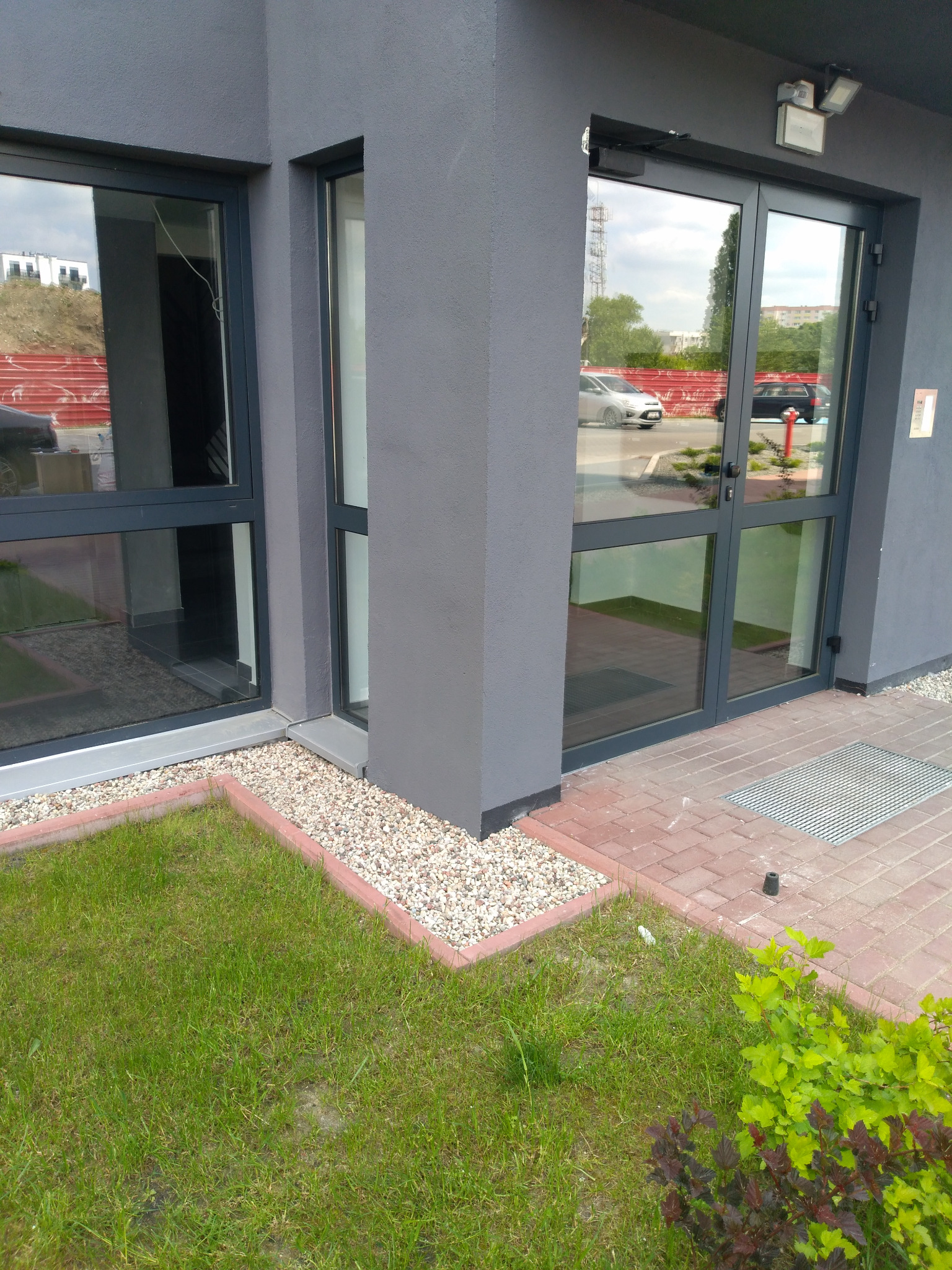 Zabudowa aluminiowa portali wejściowych do bloku mieszkalnego