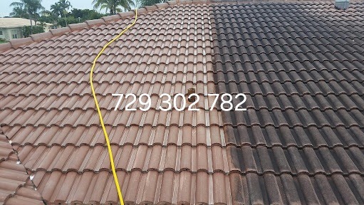 Częściowo umyty dach z brązowej dachówki ceramicznej; widoczna różnica w czystości między umytą i nieumytą powierzchnią, żółty wąż wysokociśnieniowy na czystej części dachu, numer telefonu nałożony...