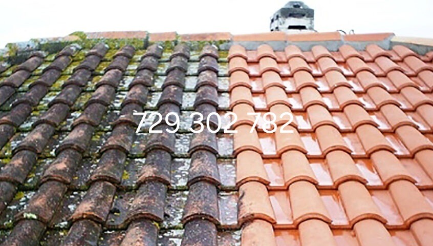 Częściowo oczyszczony dach z ceramicznej dachówki, lewa strona pokryta mchem i zabrudzeniami, prawa strona po czyszczeniu, widoczny komin w tle.