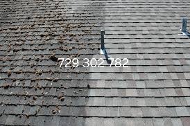 Częściowo oczyszczony dach pokryty bitumiczną dachówką, widoczny kontrast między brudną, porośniętą mchem lewą stroną a czystą, prawą stroną dachu.