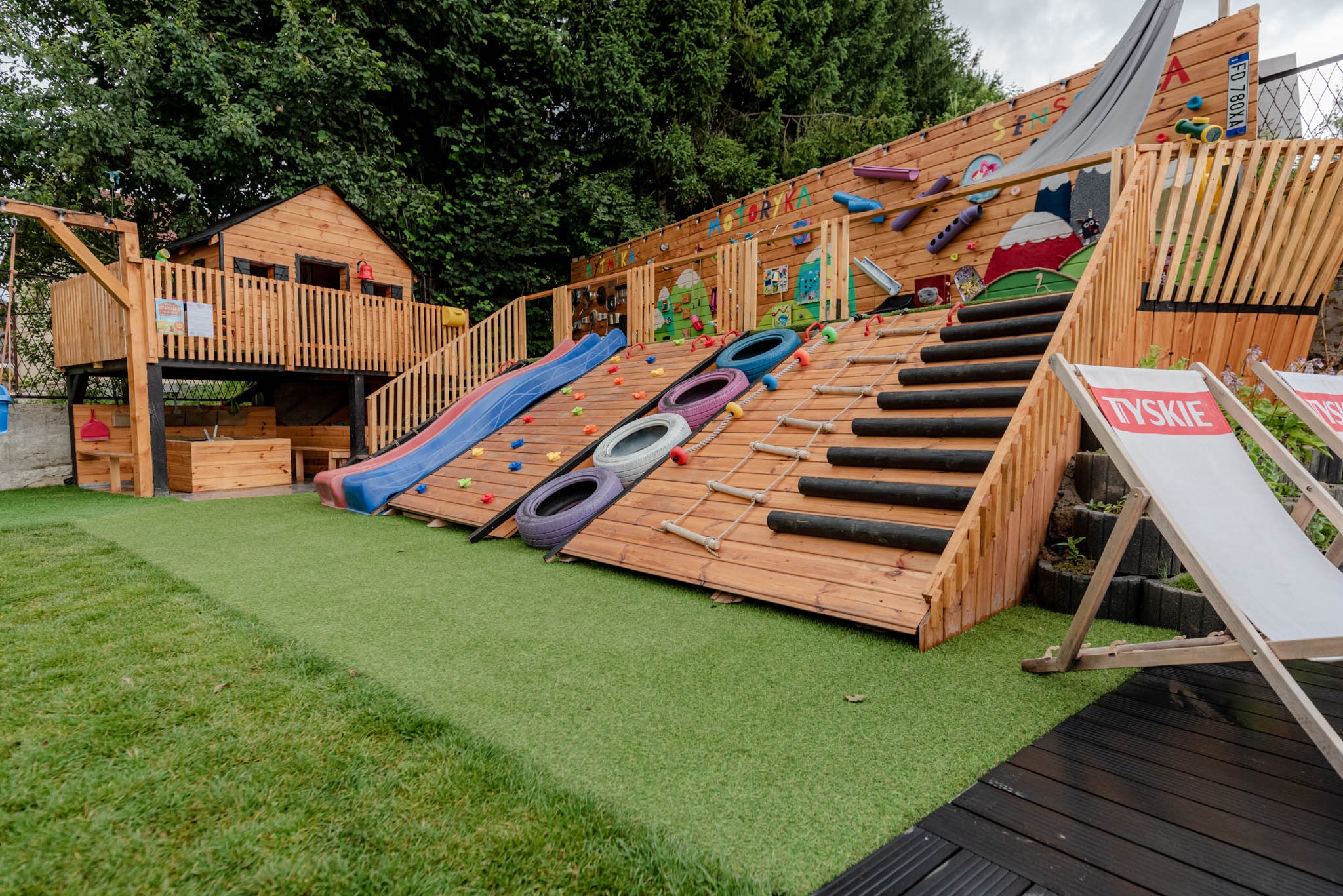 Plac zabaw przy restauracji