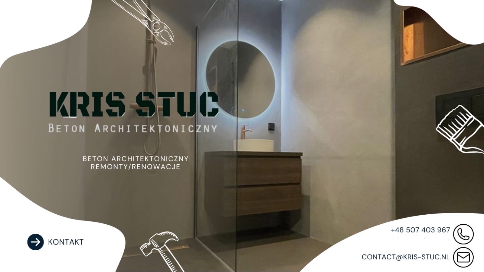 Wizualizacja łazienki z betonem architektonicznym na ścianach, oświetlonym okrągłym lustrem i drewnianą szafką pod umywalką, całość w stonowanych kolorach, z logo firmy KRIS STUC na pierwszym planie.