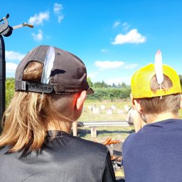 Czy chłopcy mogą cieszyć się ze skarbu w postaci piór do pomalowania? Jasne! Jeśli będę częścią świetnej, urodzinowej przygody po świecie sprawczości! 