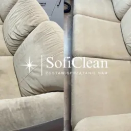 Beżowa sofa przed i po czyszczeniu, widoczne plamy i efekt odświeżenia, logo firmy na zdjęciu.