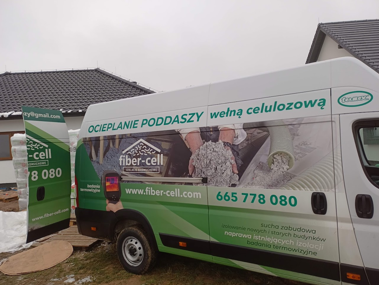 Samochód dostawczy z reklamą ocieplania poddaszy wełną celulozową, widoczny numer telefonu i adres strony internetowej firmy Fiber-Cell.